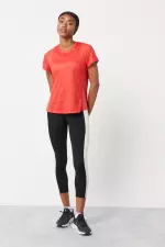 Красная футболка из технологической ткани