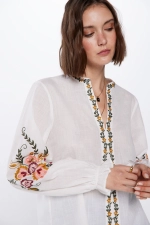 Блузка с цветочной вышивкой
