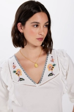 Блузка з квітковою вишивкою