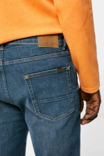 Легкие джинсы кроя slim fit средне-темного цвета в зелено-голубых цветах.