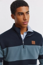 Світшот з контрастних кольорових блоків із коміром-стійкою