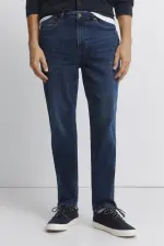 Джинсы темного оттенка, стиль slim fit