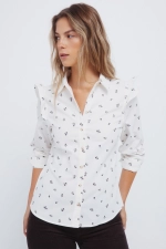 Рубашка с воланами на плечах