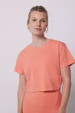 Персиковая укороченная футболка с короткими рукавами