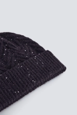 В'язана шапка з паєтками