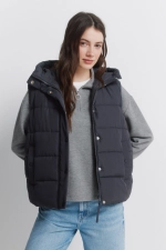 Стеганый жилет с капюшоном