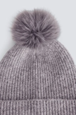В'язана шапка з помпоном