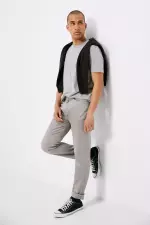 Легкі кольорові штани крою Slim fit із п'ятьма кишенями