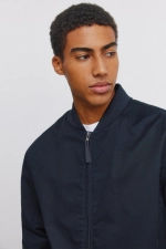 Легка куртка-бомбер із водовідштовхувальним ефектом