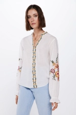 Блуза з квітковою вишивкою