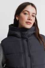 Стеганый жилет с капюшоном