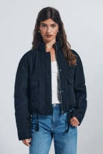 Укорочена стьобана куртка з кишенями