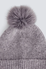 Вязаная шапка с помпоном