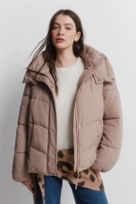 Стеганая куртка с капюшоном