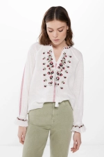 Блуза с цветочной вышивкой в ​​стиле бохо