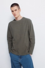 Футболка з довгим рукавом та подвійним коміром