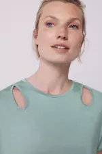 Зеленая футболка с вырезами