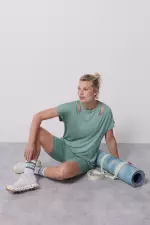 Зеленая футболка с вырезами