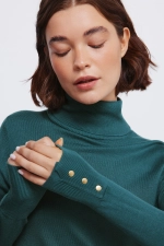 Джемпер с высоким воротником, пуговицами и манжетами