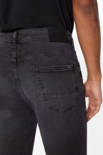 Черные джинсы кроя slim fit