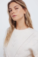 Светр з V-подібним плетінням