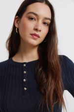 Футболка з ребристою горловиною на ґудзиках