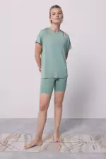 Зеленая футболка с вырезами