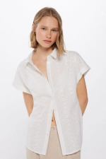 Блузка с короткими рукавами и швейцарской вышивкой