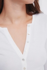 Приталенная футболка с пуговицами