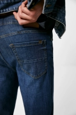 Ультралегкие джинсы кроя slim fit средней потертости