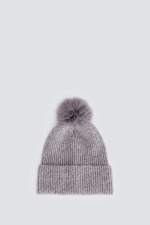 Вязаная шапка с помпоном
