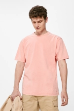 Цветная футболка с потертостями