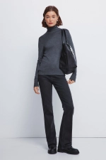 Джемпер с высоким воротником, пуговицами и манжетами