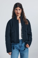 Укорочена стьобана куртка з кишенями