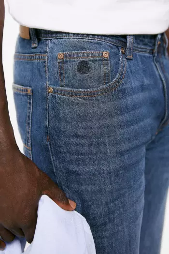Сверхлегкие джинсы кроя regular fit с потёртостями
