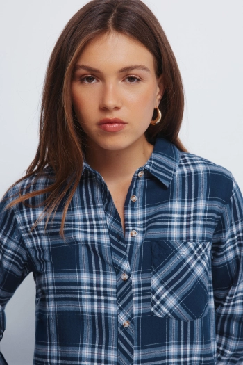 Картата сорочка з люрексом та кишенею