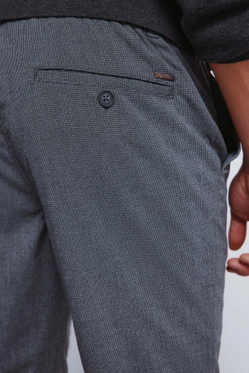 Штани з фактурної тканини крою slim fit