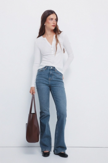 Приталенная футболка с пуговицами