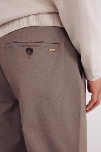Брюки-чиносы кроя Slim fit с микропринтом