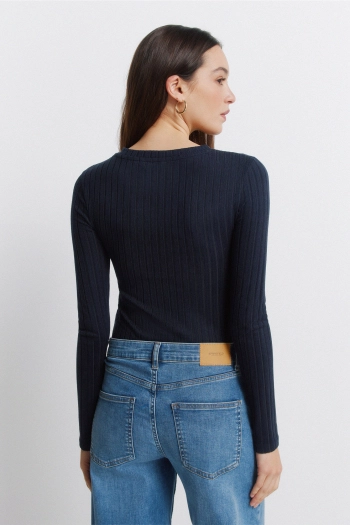 Футболка з ребристою горловиною на ґудзиках