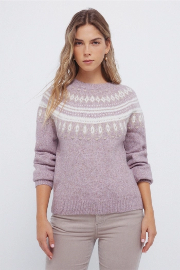 Светр з жакардовим візерунком