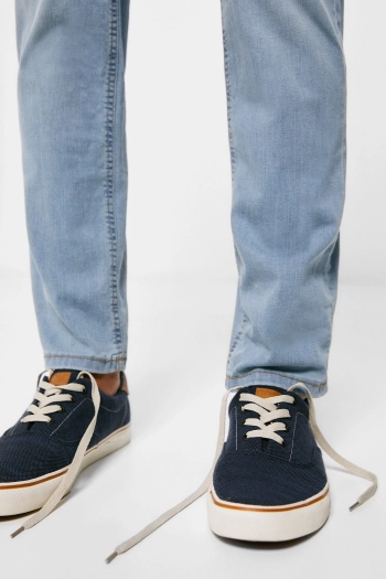 Ультралегкі джинси крою slim fit середньої потертості