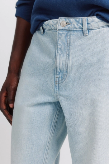 Джинсы фасона чинос