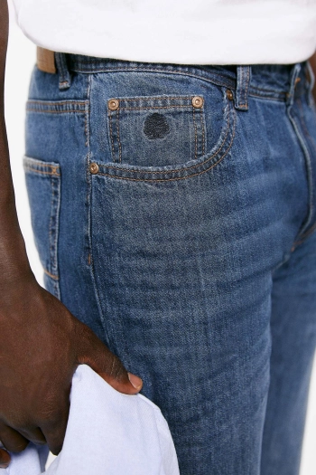 Надлегкі джинси крою regular fit з потертостями