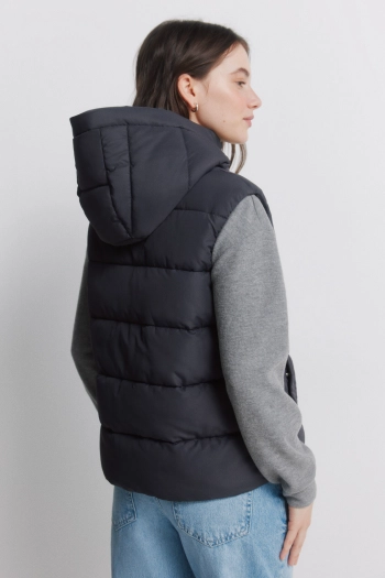 Стеганый жилет с капюшоном