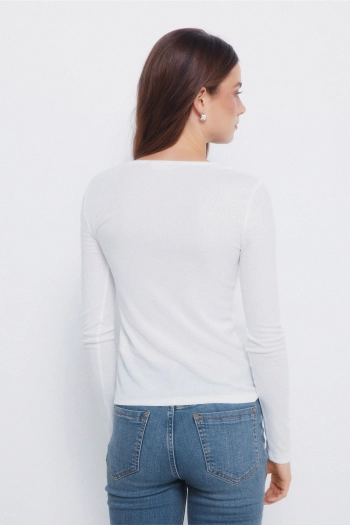 Приталенная футболка с пуговицами