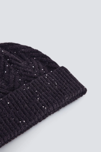 В'язана шапка з паєтками