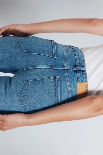 Прямі джинси з металевими заклепками