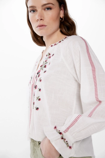Блуза в стилі бохо з квітковою вишивкою