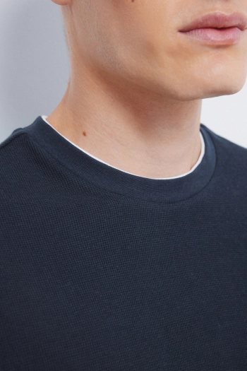 Футболка з довгим рукавом та подвійним коміром